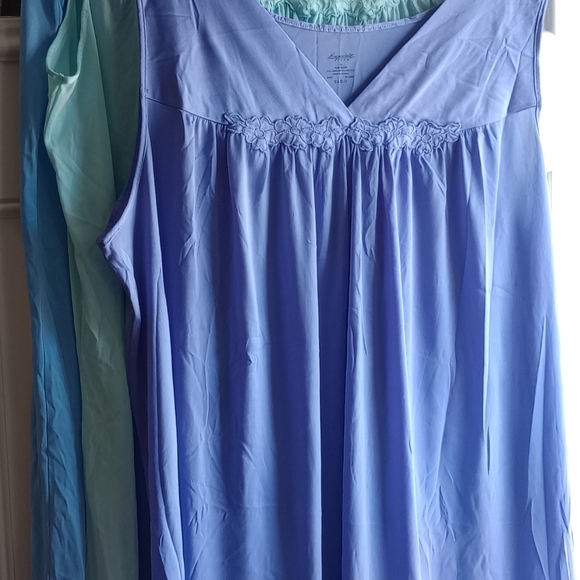 Exquisite Form sleeveless night gowns. - Picture 2 of 8